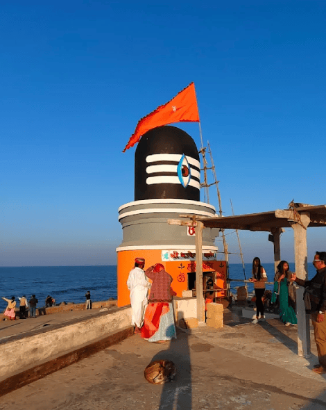 Bhadkeshwar Mahadev Temple near the sea in Dwarka